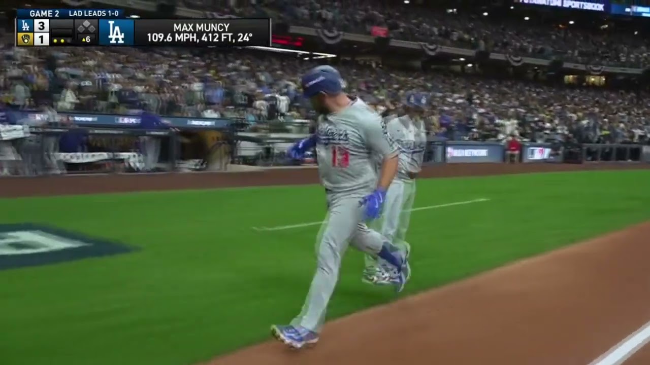 Max Muncy homers to center field to extend the Dodgers lead