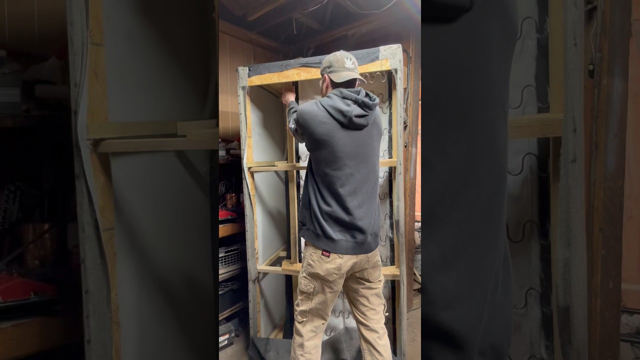 Ремонт углового дивана: поврежденный каркас, провисшие пружины.