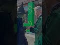 オズの魔法使いの仮装でエルファバに会いに行った。記念にエメラルドシティのコインを渡しました。