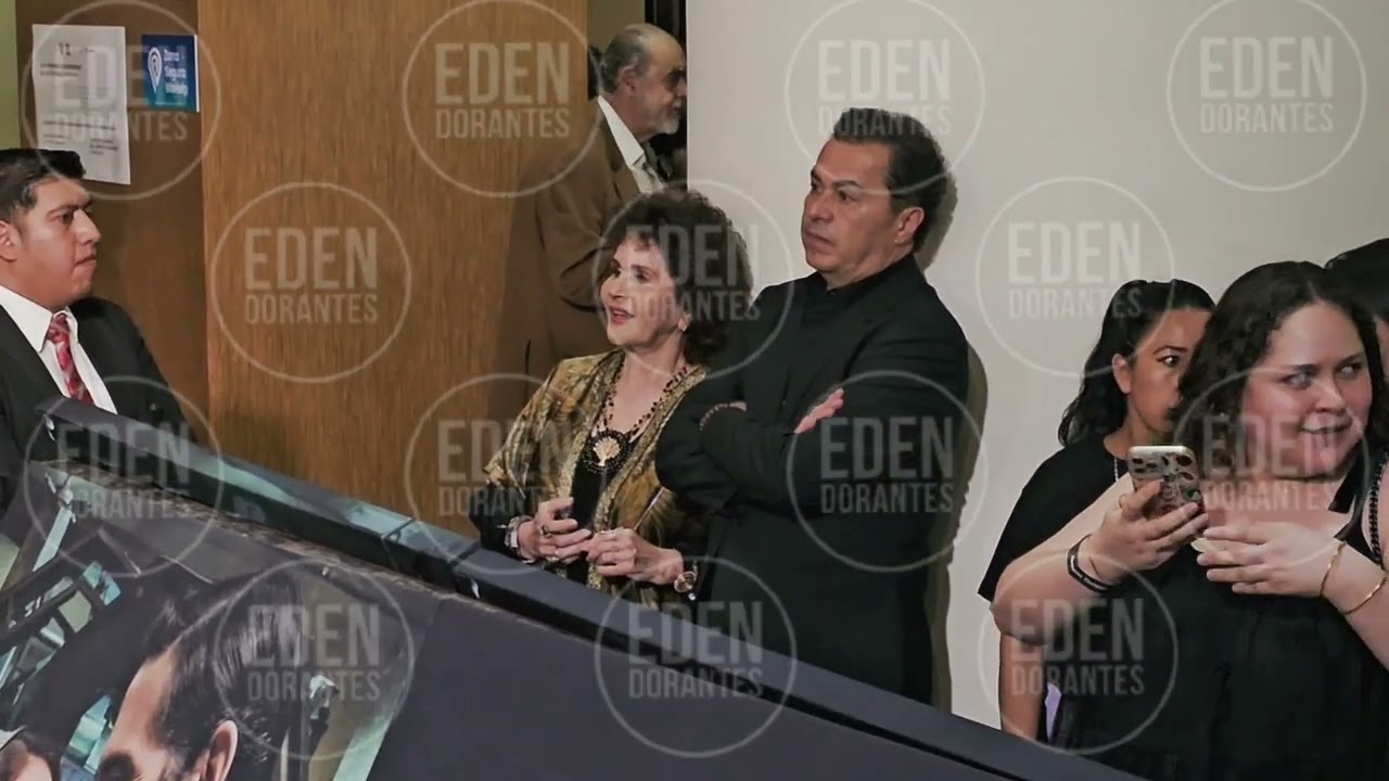 LUCERO LEÓN Y ANTONIO HOGAZA Mamá y hermano admiran a LUCERO en alfombra película NUESTROS TIEMPOS