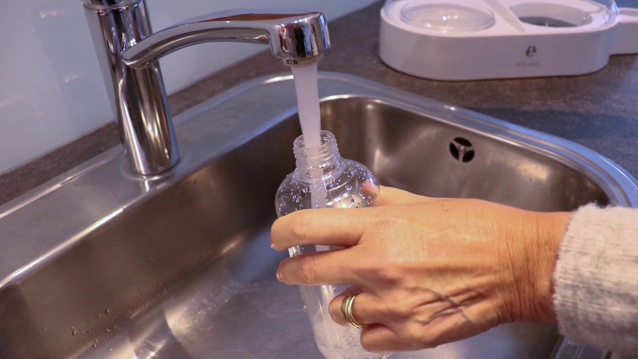 Els Pet foderstation med flaske - Påfyldning af vand