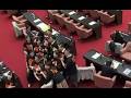 國會變洋流？綠委院會集體穿「順起來」T恤　大唱競選歌