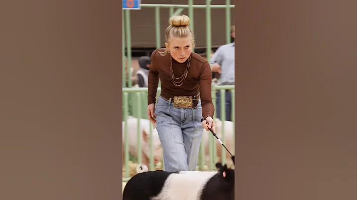 Krew and Karis in hog showmanship at NJSA Western Regionals! #showpigs #staredown #pigs