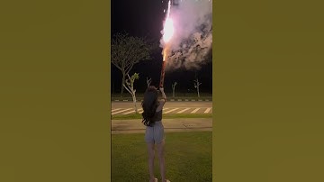Em gái thử bắn pháo hoa 🎆😍 #fireworks #phaohoatet #2025 #happynewyear #phaohoaboquocphong #girl