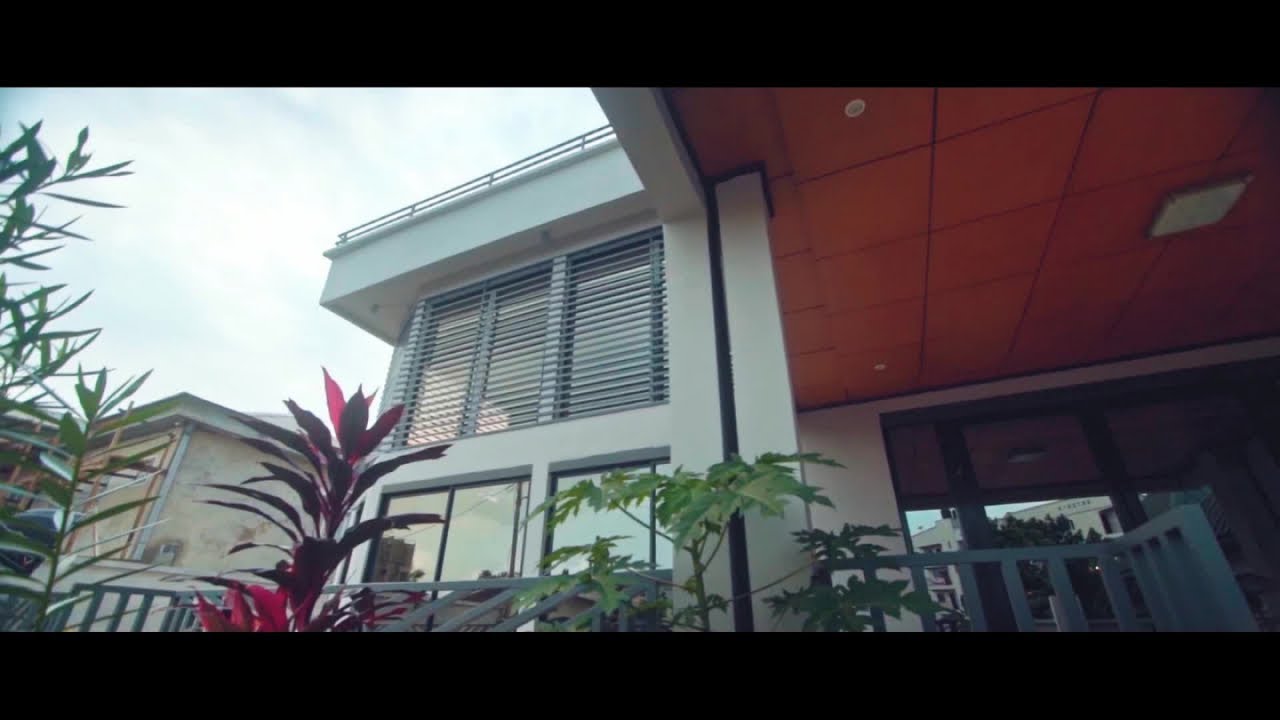 Featurist Ft. Innoss'B - Hella Hella - Clip officiel