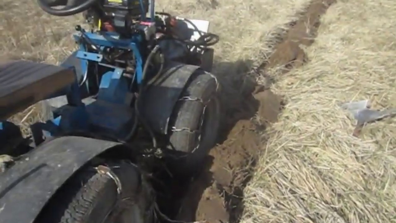 Вспашка целины минитрактором Проба плугов - YouTube