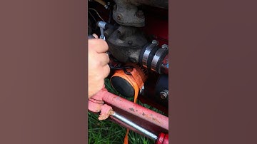 Remove a stuck oil filter with this simple trick. #mechanic #tipsandtricks #automotive