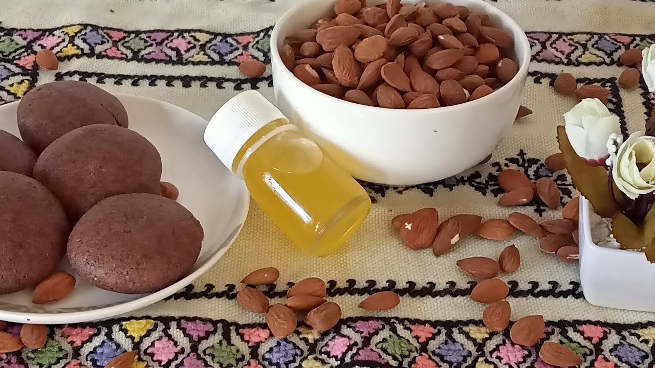 طريقة صنع زيت اللوز في المنزل مع وصفة للتقشير بعجينة اللوز المستخرجة(تزكموت)
