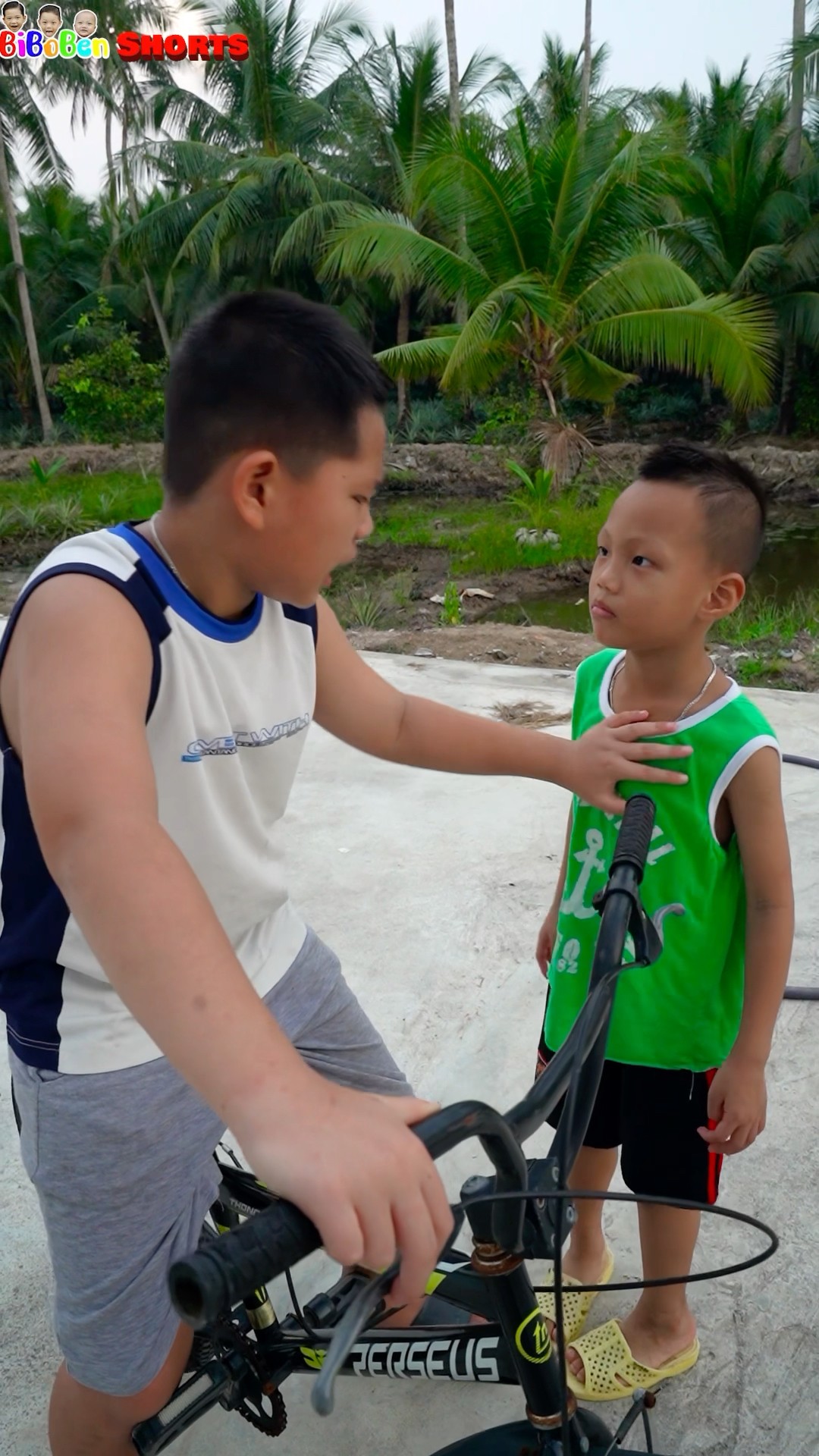 BiBoBen #Shorts | Help the boy ❤️❤️❤️
