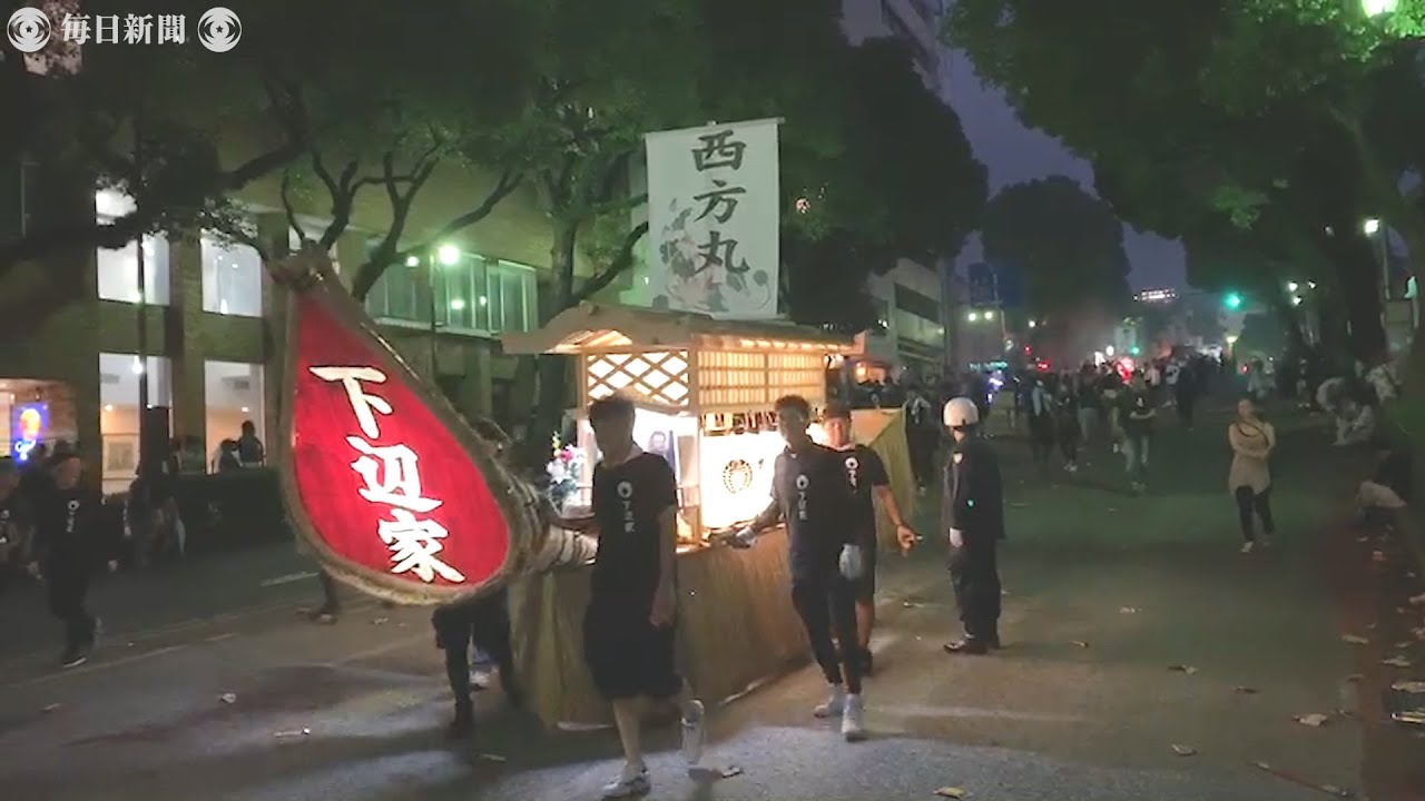 爆竹の音も響き 長崎 精霊流し 故人供養のお盆行事 Youtube