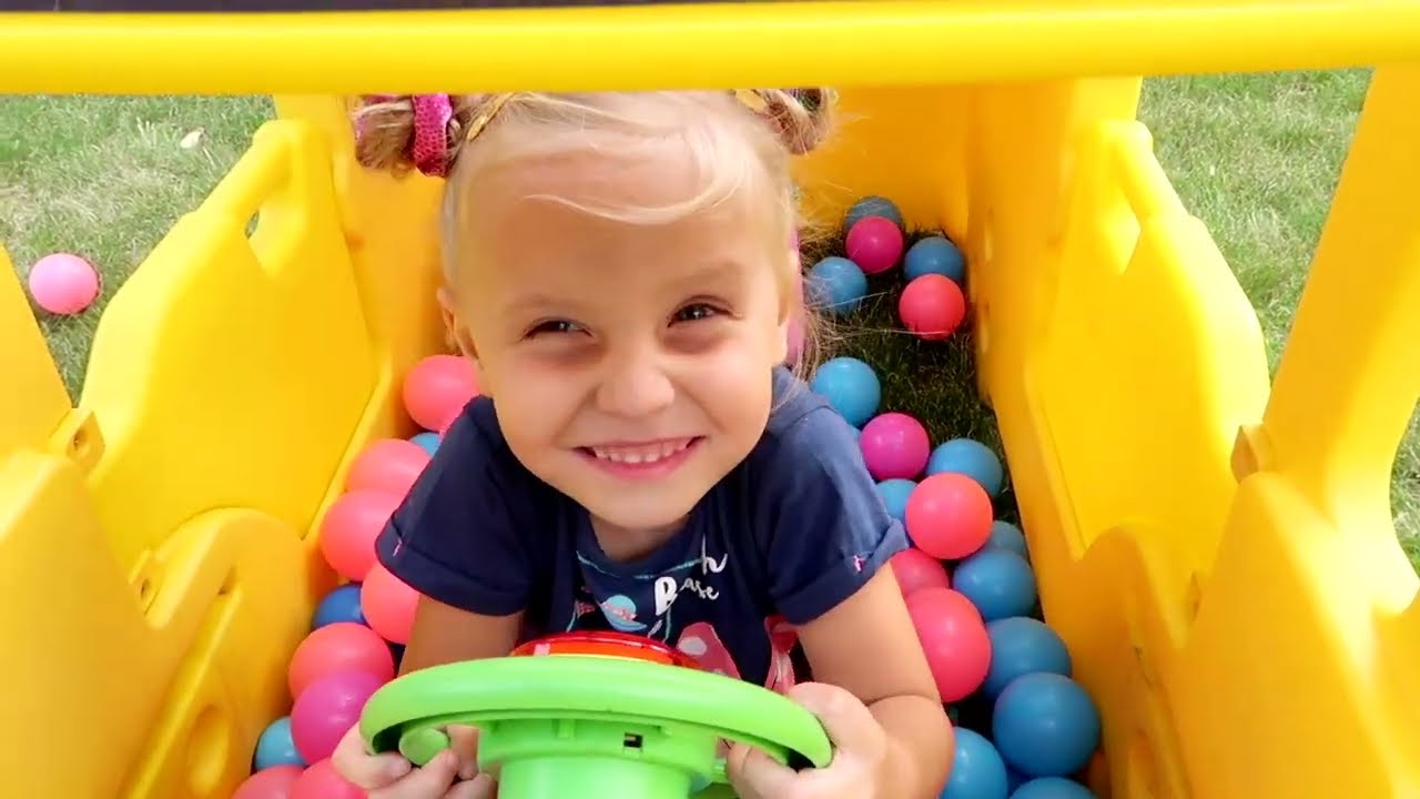 Alice and Eva kids pretend play in story about School Bus and others