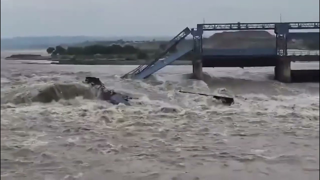 Madhopur Dam Gate on Ravi River due to Heavy Rainfall in Region | Pathankot 