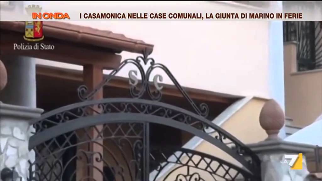 I Casamonica nelle case comunali, la giunta di Marino in ferie - YouTube