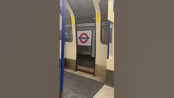 London Underground 1995 Stock Doors Closing #train #railway #london