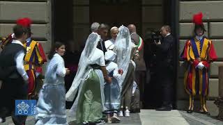 WATCH Pope Leo XIV is Gifted Some Yummy Peaches from Children!