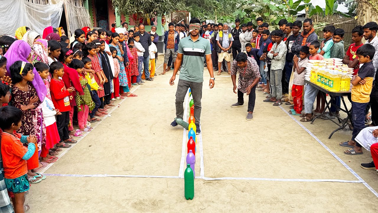 আজব খেলার একি অসাধারণ বিনোদন দেখুন ! পুরষ্কারের সাথে হাসি ঠাট্টায় মেতে উঠলো পুরো গ্রামবাসী !