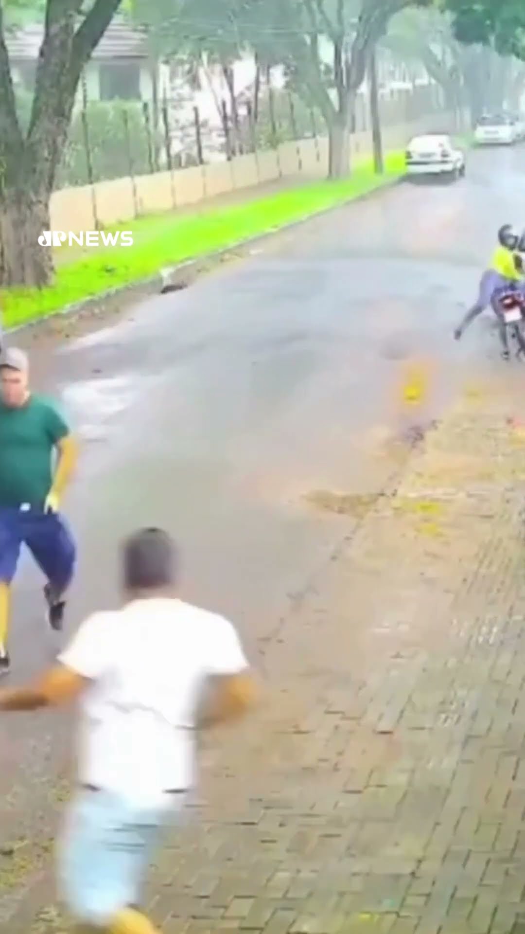 Ladrão de moto foge deixando mulher para trás; assista #shorts
