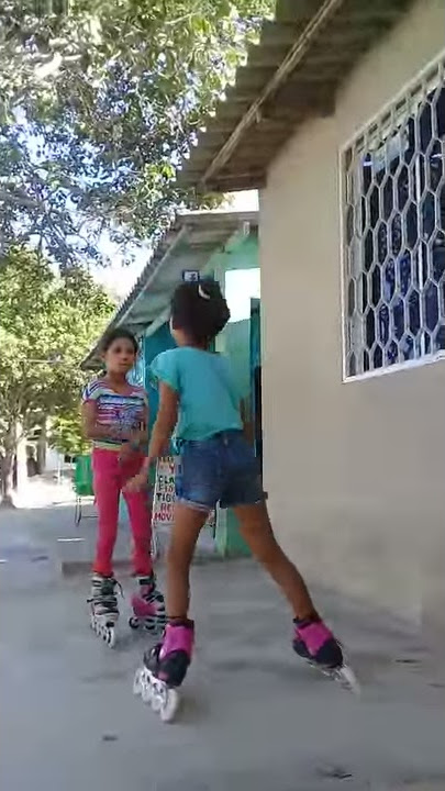 Niñas peleando sobre patines que mal