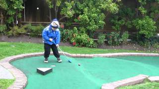 Risa hraje minigolf
