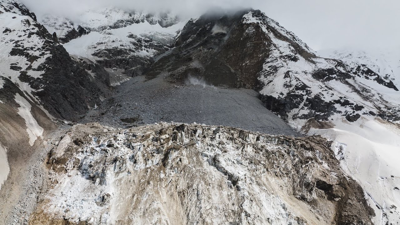 Flug über den Birchgletscher beim Kleinen Nesthorn in Blatten (Lötschental)