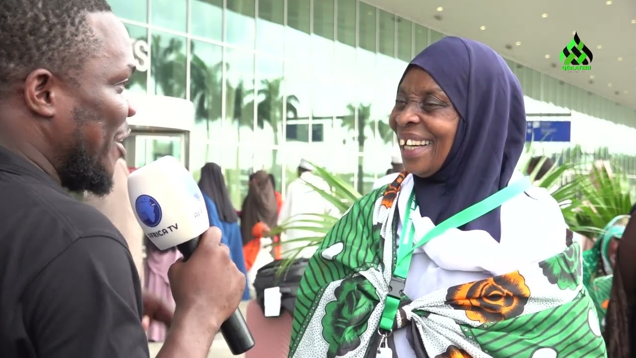 Shuhudia Mama Kutoka Arusha Aimba Qaswida Airport Kwa Furaha Ya Kwenda Kuhijj Makkah