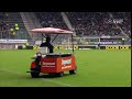 Golfcar rijdt Maguire bijna aan