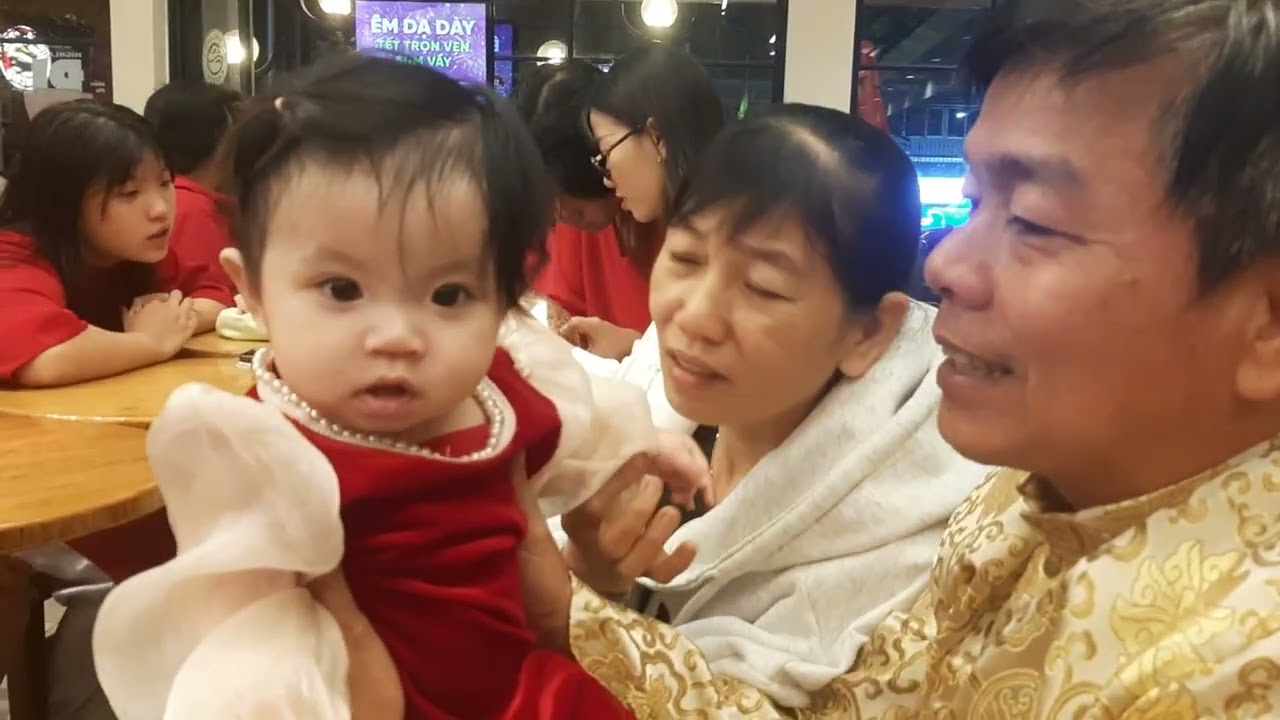 Gia đình bắt đầu ngày đầu năm mới bằng tiệc coffee Highlands