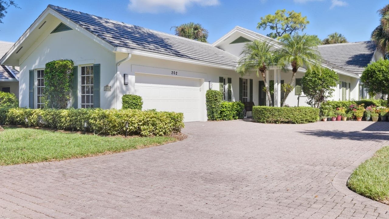 202 Edgemere Way N, Naples, FL