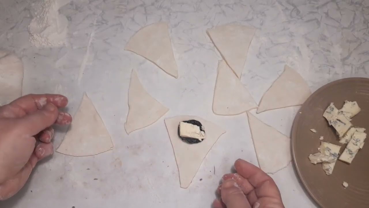 Рогалики с начинкой из чернослива и сыра с плесенью @Salt_and_sugar_cookbook 