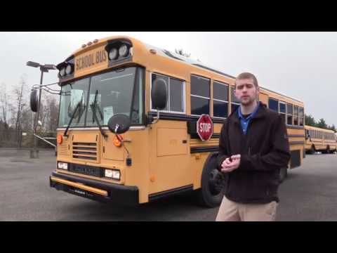 Vídeo: Quantos assentos há em um ônibus escolar Bluebird?