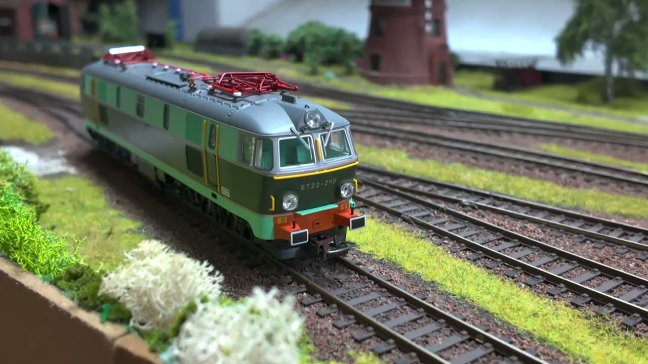 Presentation of the PIKO ET 22-245 locomotive - YouTube
