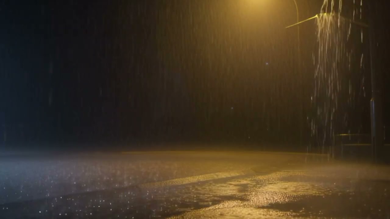 Sokak lambası altında dinlendirici yağmur sesi