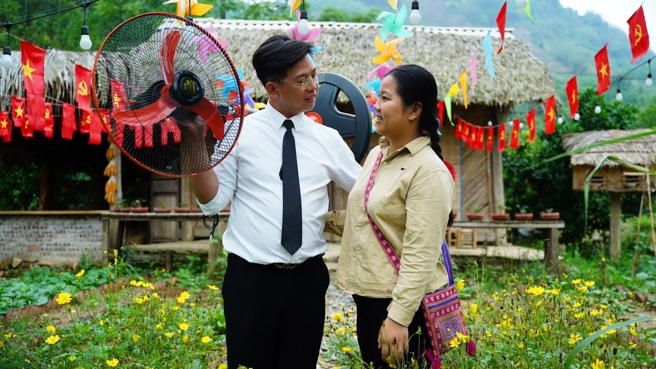 The CEO gives a meaningful gift to a single mother, and a surprise declaration of love from him.