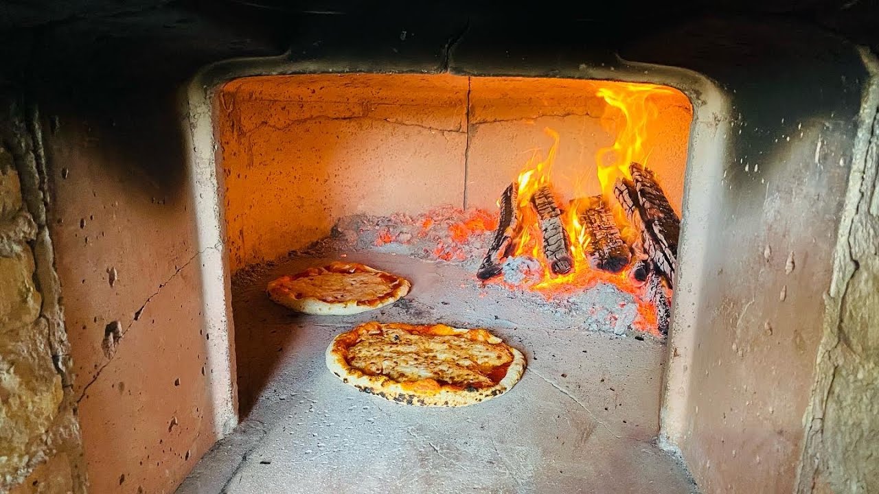Pizza nel forno a legna