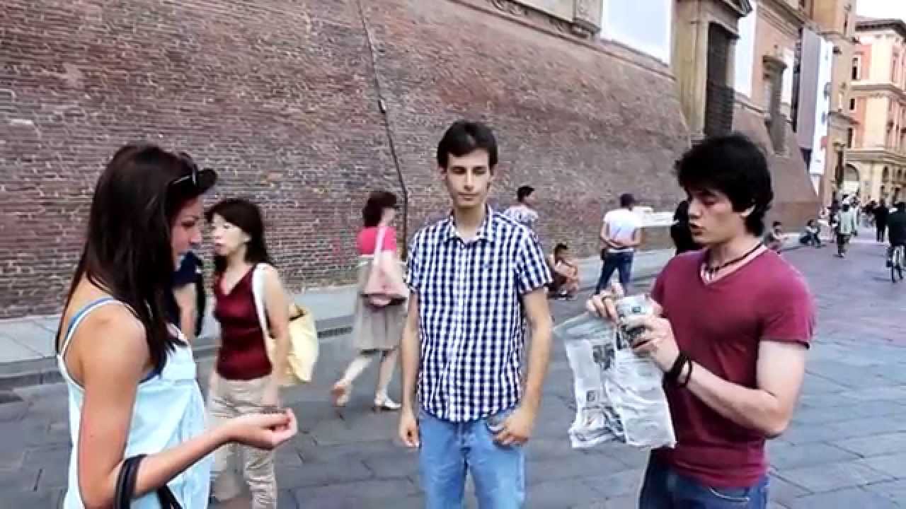 Bottiglia dal giornale - street magic - Seven Illusionist - Bottiglia dal giornale, come reagiscono le persone davanti alla produzione di bottiglie da un giornale? Street Magic a Bologna. Seven Illusionist.
ISCRIVITI AL 