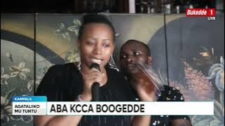 Hajjat Buzeki akubirizza abasubuuzi okukolagana n'abakozi ba KCCA okugya abatembeyi ku ngundo.