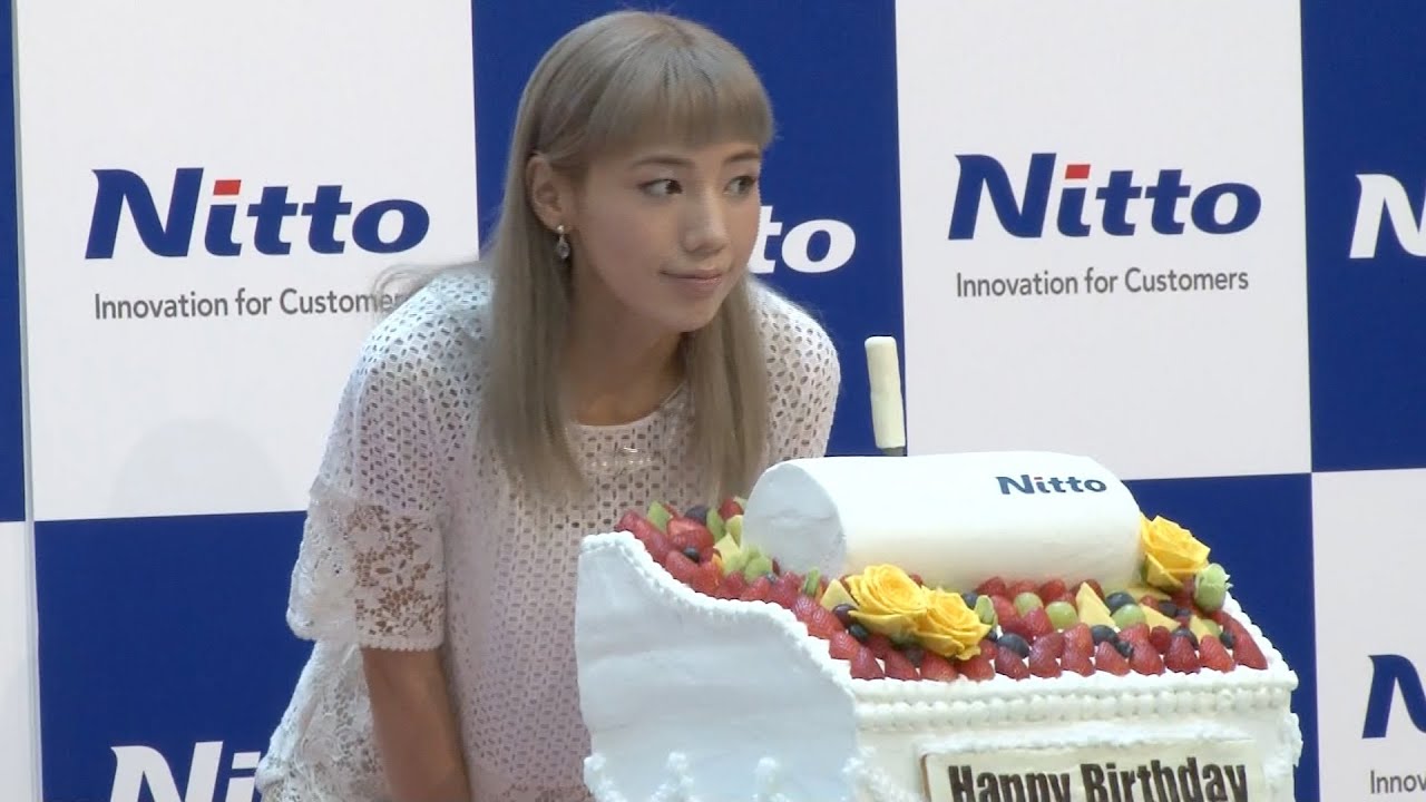 仲里依紗 銀髪姿でイベント登場 コロコロケーキに驚き Nitto Innovation Museum オープニングｐｒイベント Youtube