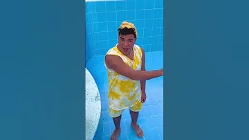 لما تفضي حمام السباحه وتلعب فيه كره 