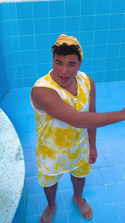 لما تفضي حمام السباحه وتلعب فيه كره😂⚽️