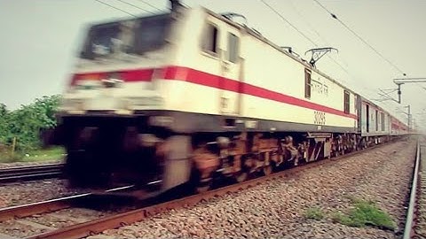 130 KMPH BLAST...Poorva Express At Top Speed !!