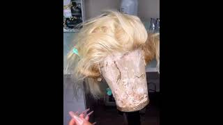 Who else loves a good shadow root? 😍 One of my favorite wig coloring is to add depth to a blonde wi