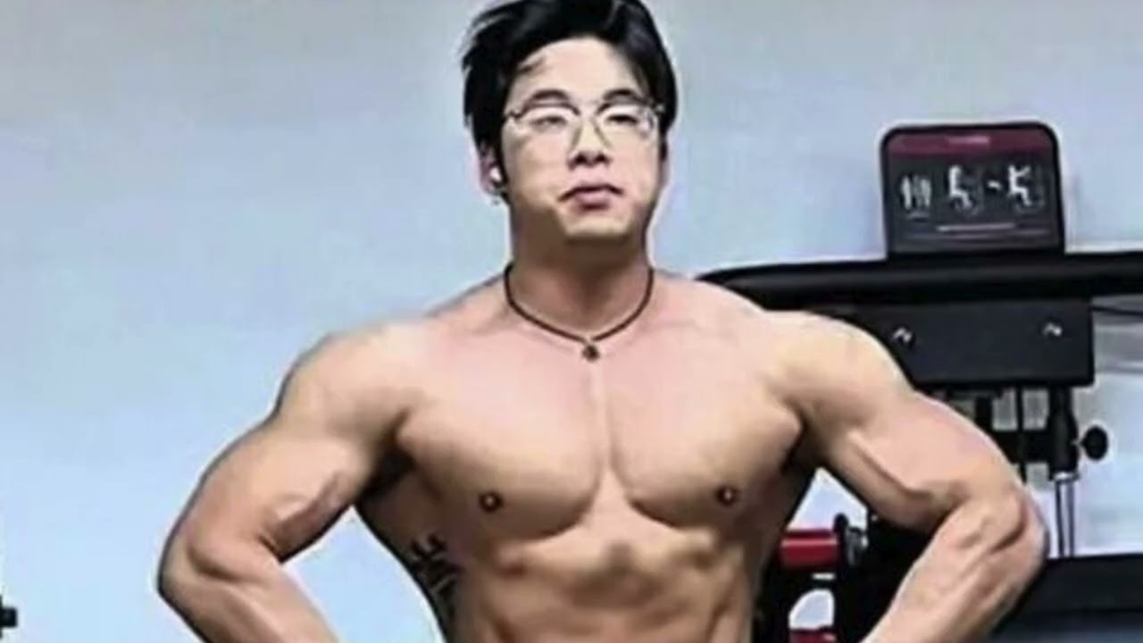 26-летний бодибилдер Би Цзяци скончался после того, как пожаловался на то, что его голова «опухла...