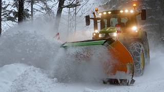 John Deere 6R185 &amp; Springer Schneepflug SHL 3304-3 am Schneeräumen, Winterdienst, berge, Österreich 