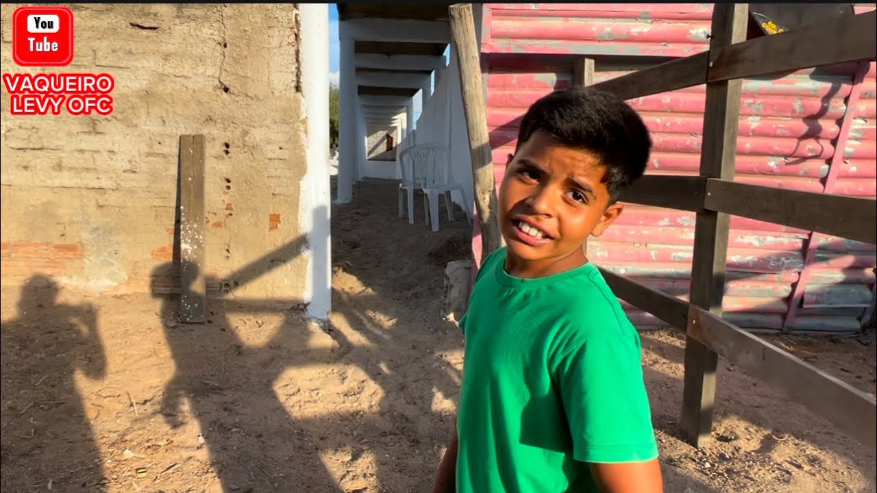 VAQUEIRO LEVY MOSTRANDO O GADO NO CURRAL