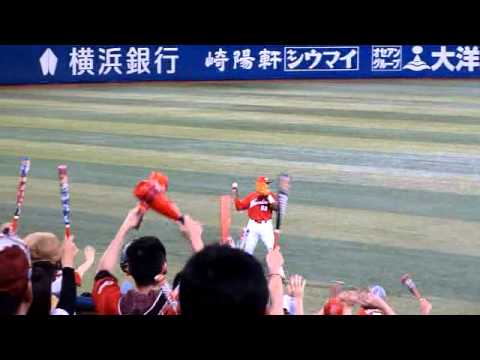 広島カープ 観客を意識しながらキャッチボールするロサリオ