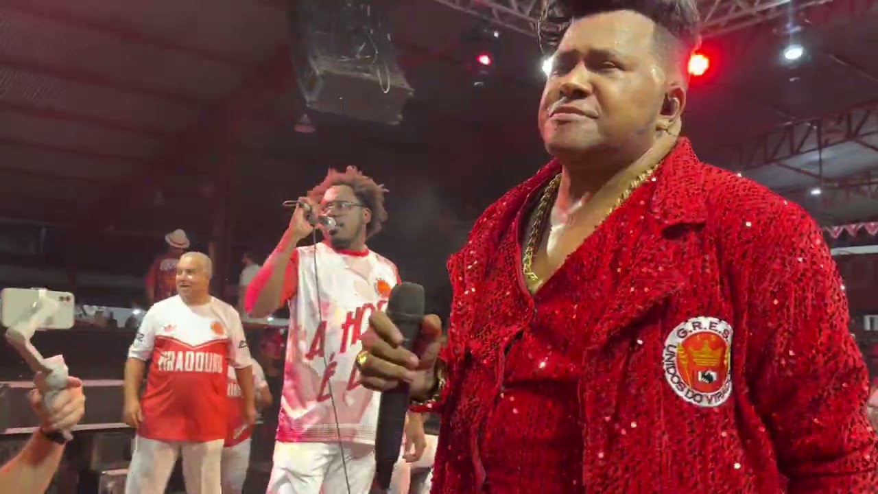 Wander Pires canta o samba de 1998 da Viradouro (Orfeu, o Negro do Carnaval)