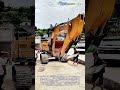 村を守る 20トンの掘削機を傷一つつけずに移動させる方法：コンクリート上で鋼製履帯式掘削機を正しく運転する方法 木製の板を使って重機を移動させる方法