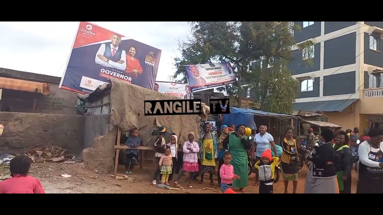 Kina mama wamshabikia Wakujaa,  Samboja na Dan Mwazo wakitazama