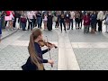 شاهد كيف تعزف هذه الفتاة الصغيرة على ألة الكمان ، أفضل عزف ممكن أن تراه على ألة الكمان