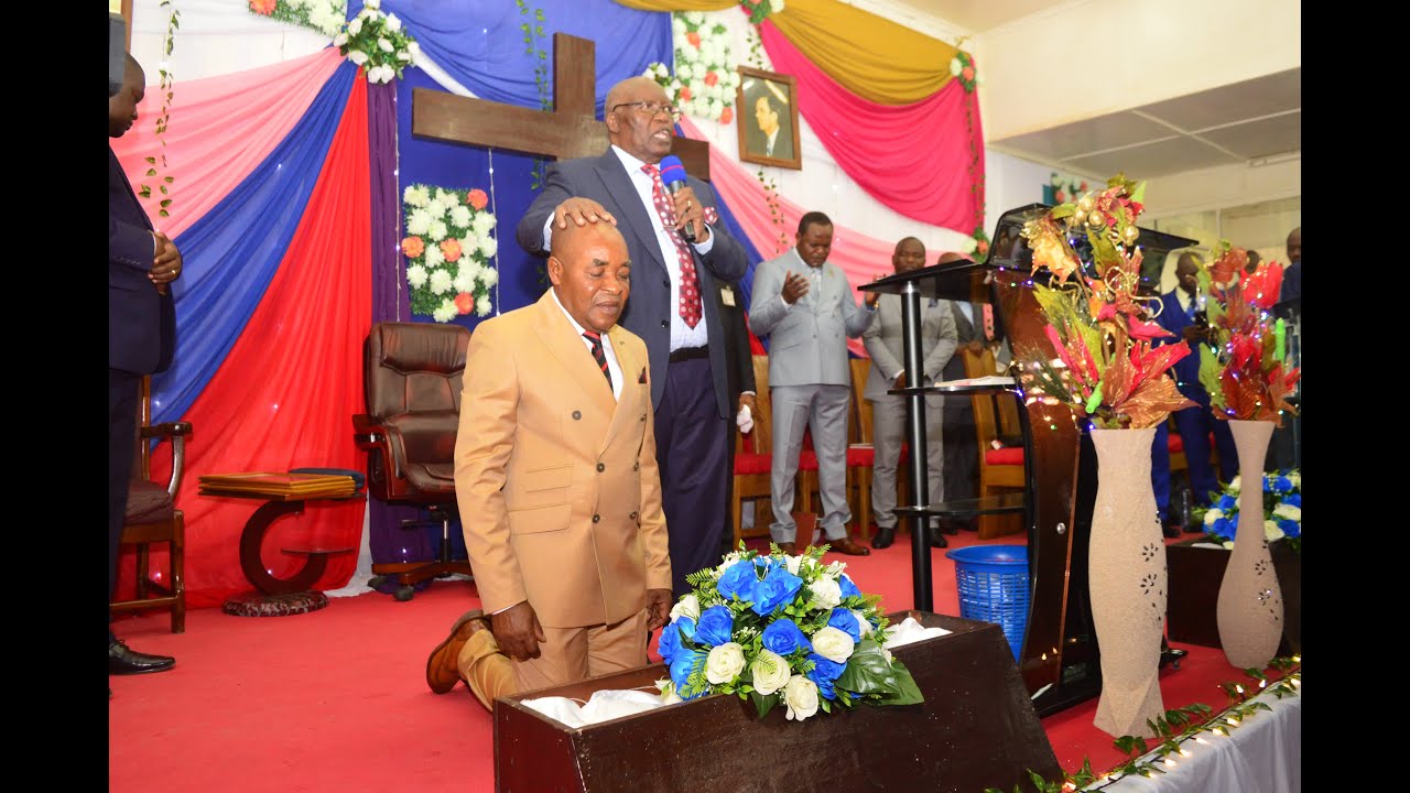 CEREMONIE DE 10 ANS DE PASTORAT DU REVEREND KABAMBA[2]